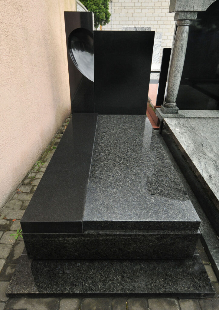 Nagrobek z ekspozycji Legionowo, ul. Targowa róg Wyszyńskiego o numerze LG043