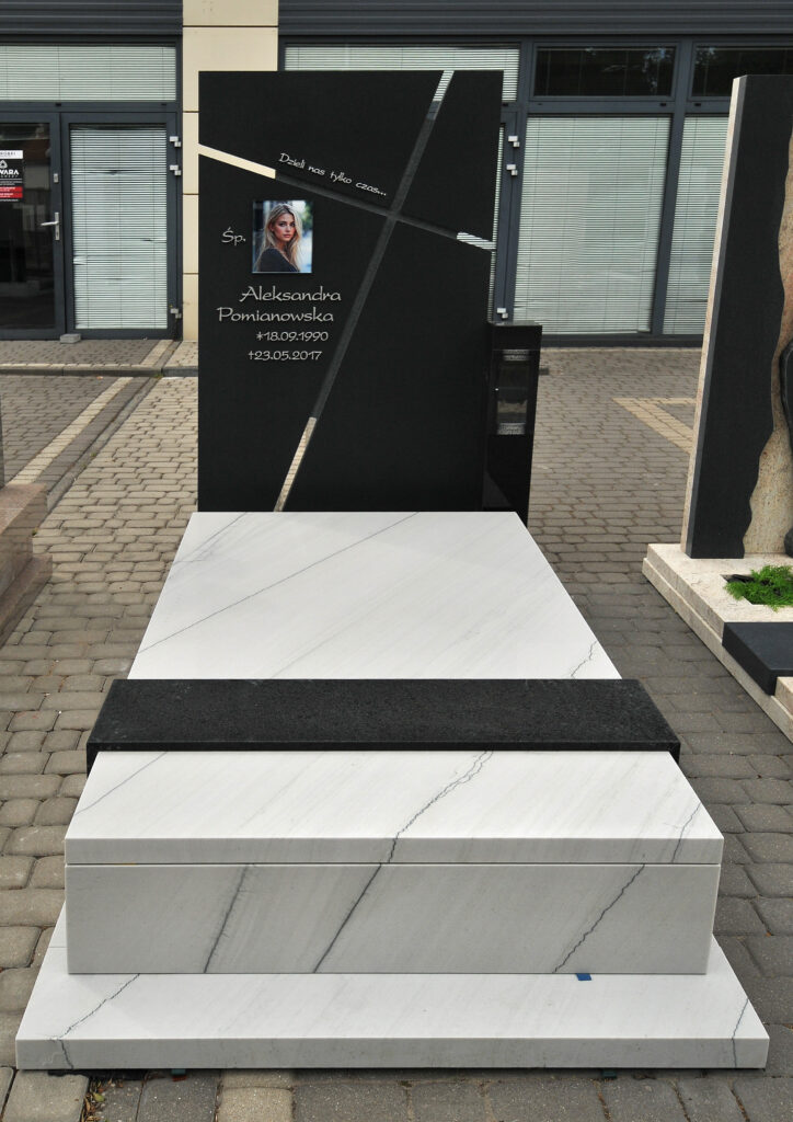 Nagrobek z ekspozycji Radzymin, Aleja Jana Pawła II 62 o numerze RD009
