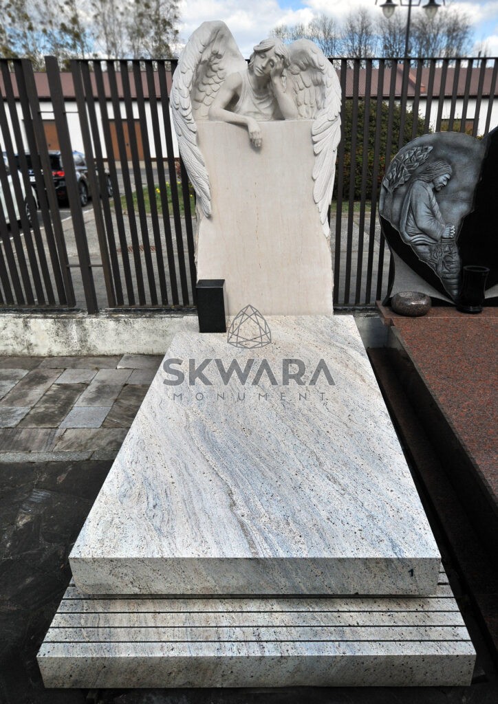 Nagrobek z ekspozycji Warszawa, ul. Kazimierza Wójcickiego 14 o numerze KA001